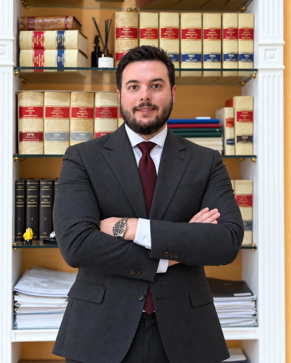 Iván Pizarro López, abogado, de brazos cruzados delante de la librería de su despacho